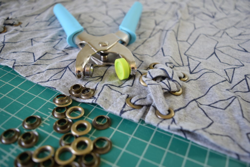 how to use eyelet pliers to insert eyelets
